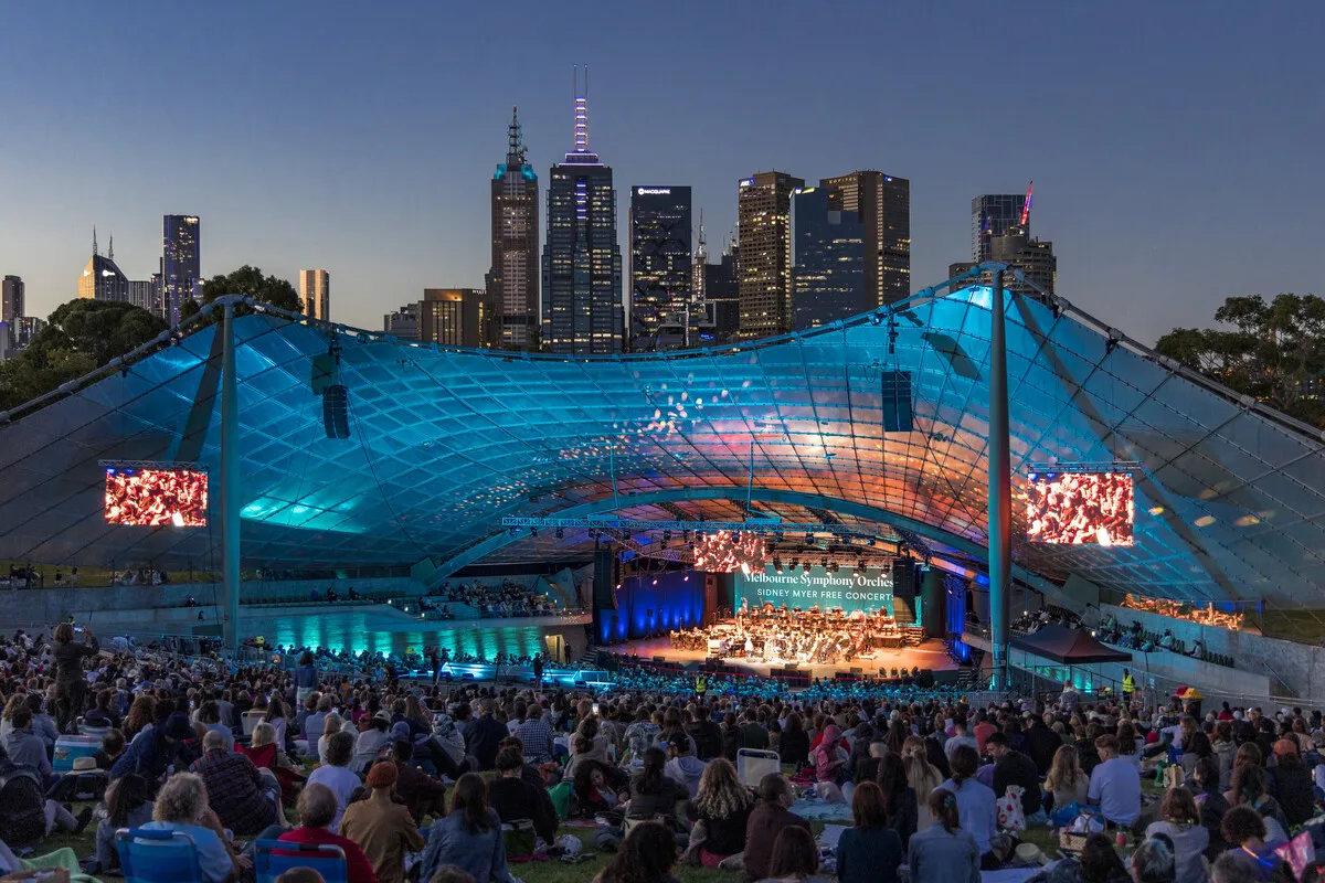 Why do tourists visit Melbourne?